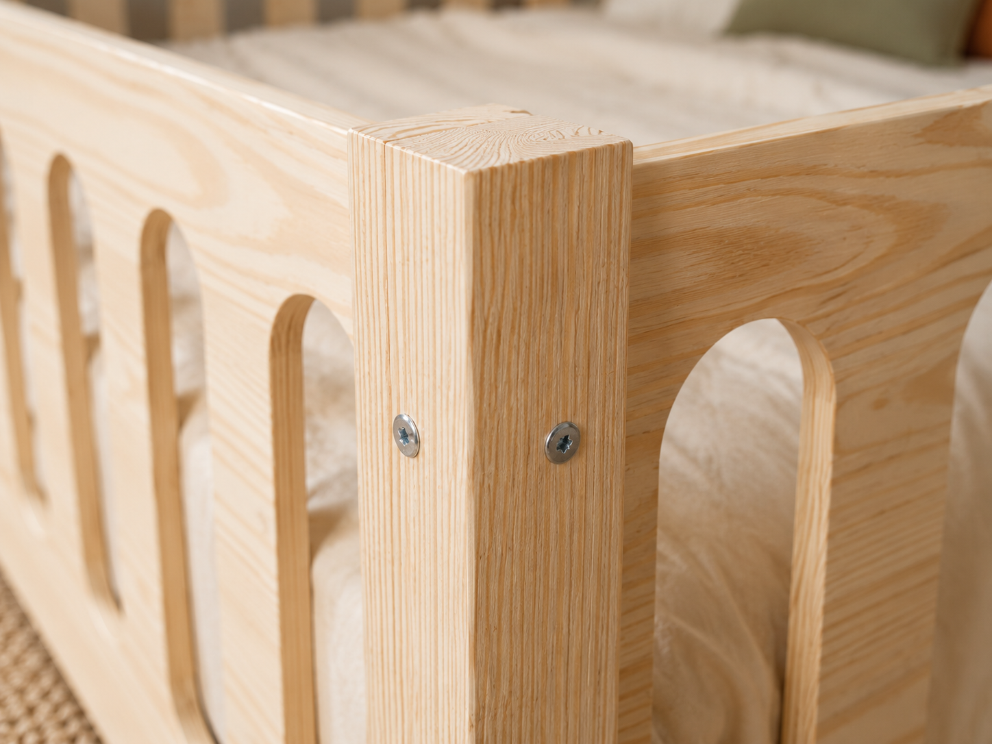 Lit double enfant en bois ras du sol avec barrières ajourées 140x200 – Lit Bulle