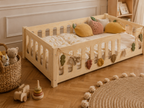 Lit enfant en bois ras du sol avec panneaux ajourés 90x190 – Lit Étoilé