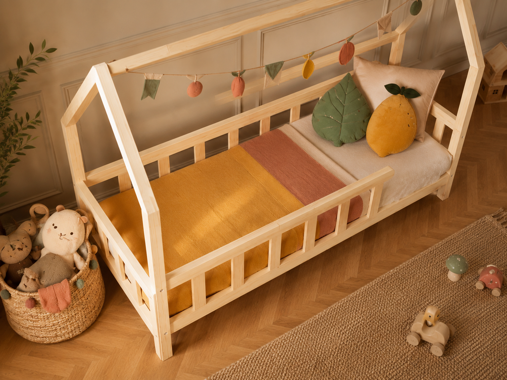 Lit double cabane en bois avec toit ouvert et barrières 120x200 – Lit Cocon