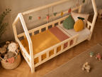 Lit double cabane en bois avec toit ouvert et barrières 120x200 – Lit Cocon