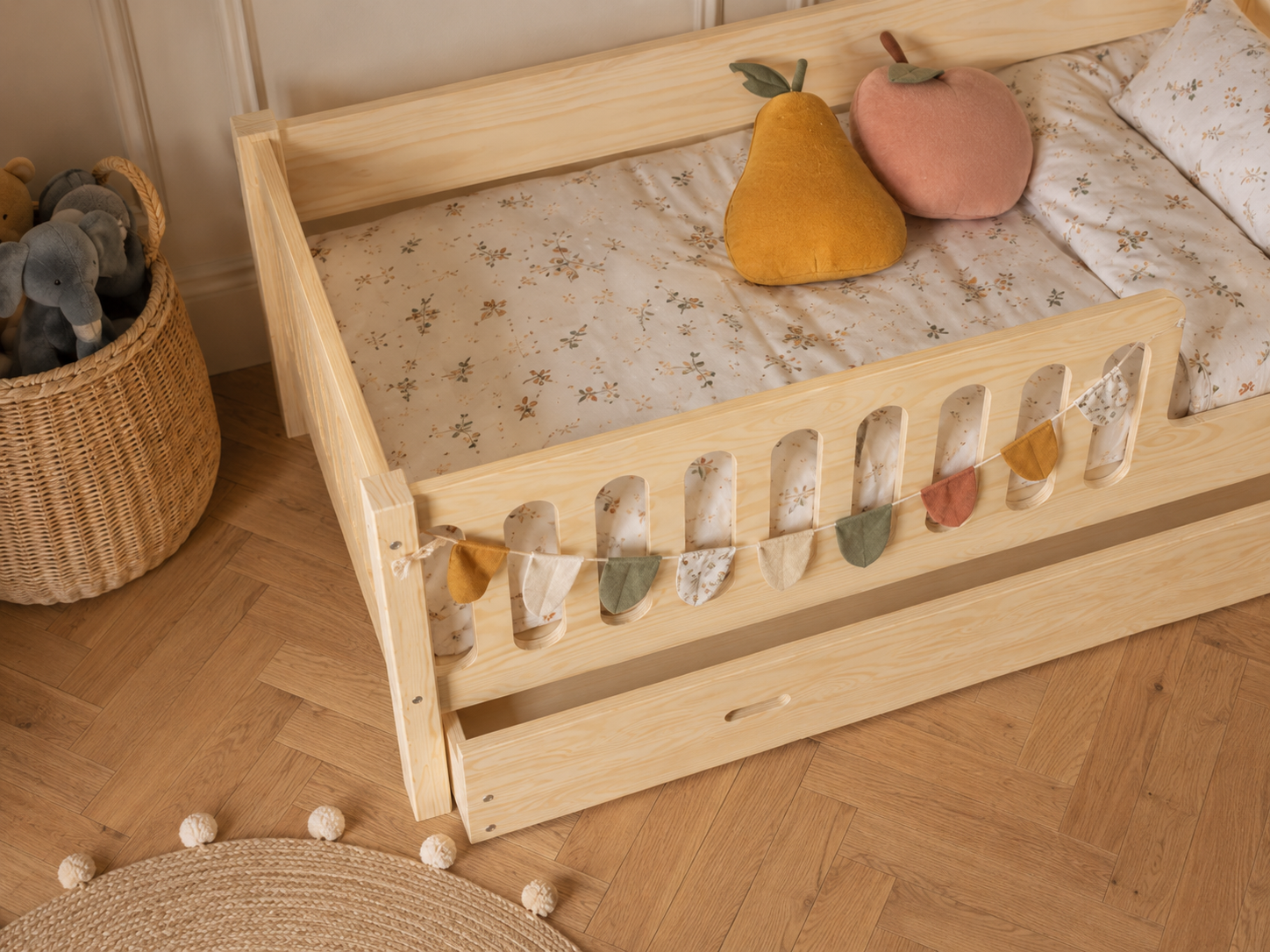 Lit enfant en bois ras du sol avec panneaux ajourés 90x190 – Lit Farandole
