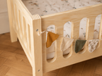 Lit enfant en bois ras du sol avec panneaux ajourés 90x190 – Lit Farandole