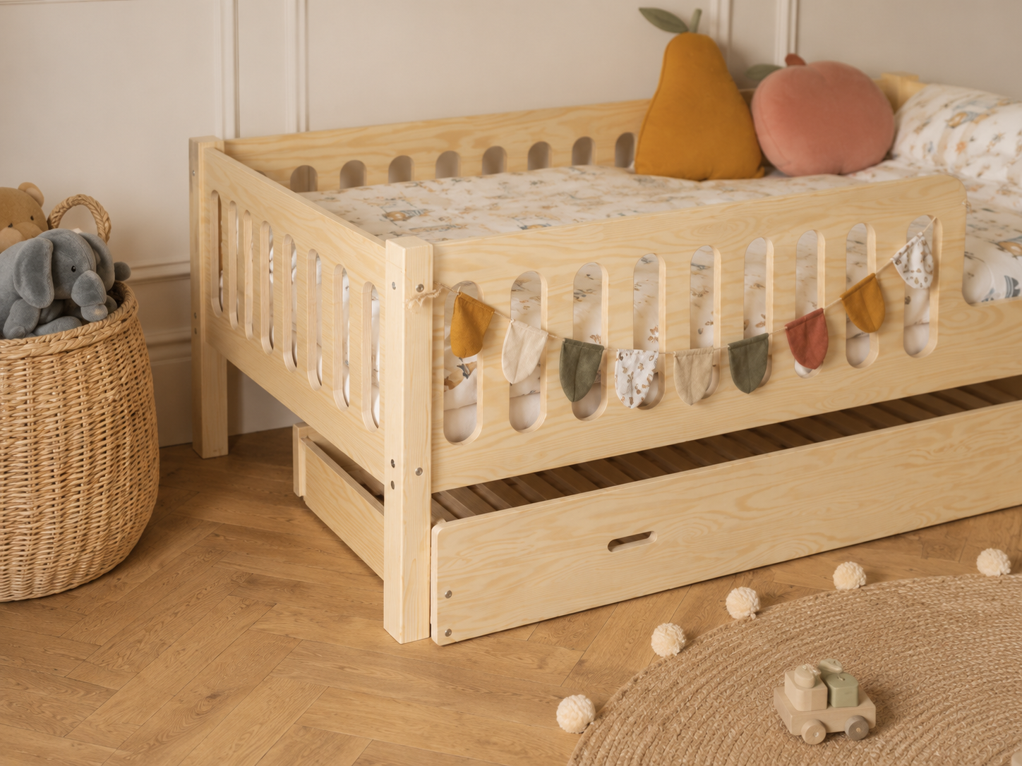 Lit enfant en bois ras du sol avec panneaux ajourés 90x190 – Lit Farandole