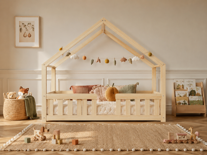 Lit double cabane Montessori 140x200 en bois avec barrières de sécurité et toit pointu – Lit Boréal