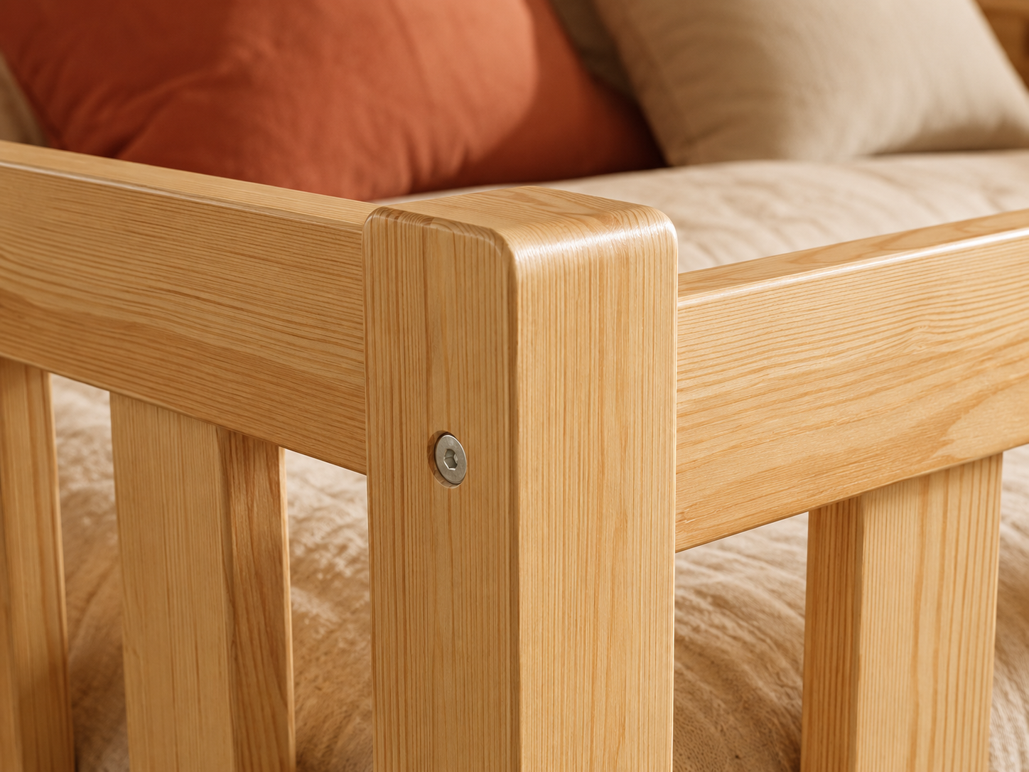 Lit double enfant en bois sur pieds avec barrières à larges barreaux 140x200 – Lit Doudou