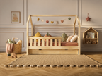 Lit double cabane 120x200 en bois avec barrières protectrices et toit façon maisonnette – Lit Rêverie