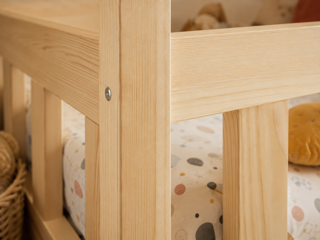 Lit superposé en bois avec toits cabane et barrières 90x190 – Lit Tendresse