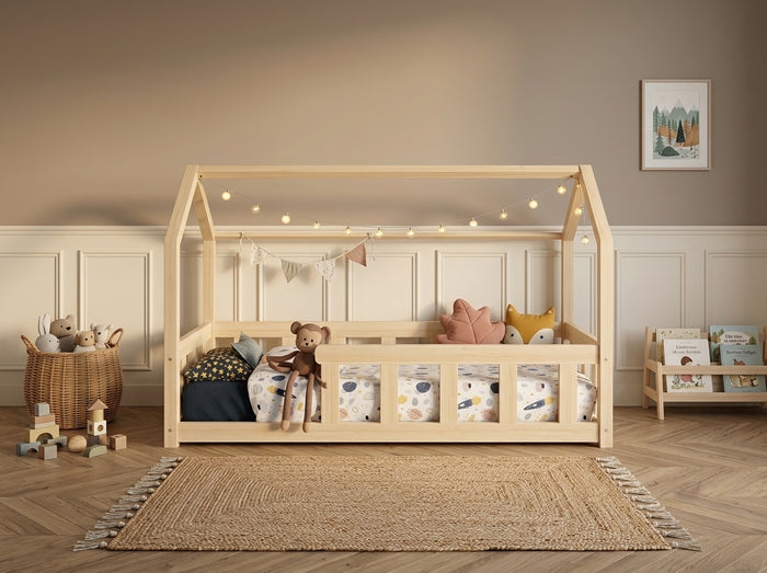 Lit cabane Montessori 80x160 en bois avec toit façon maisonnette et barrières – Lit Rêverie