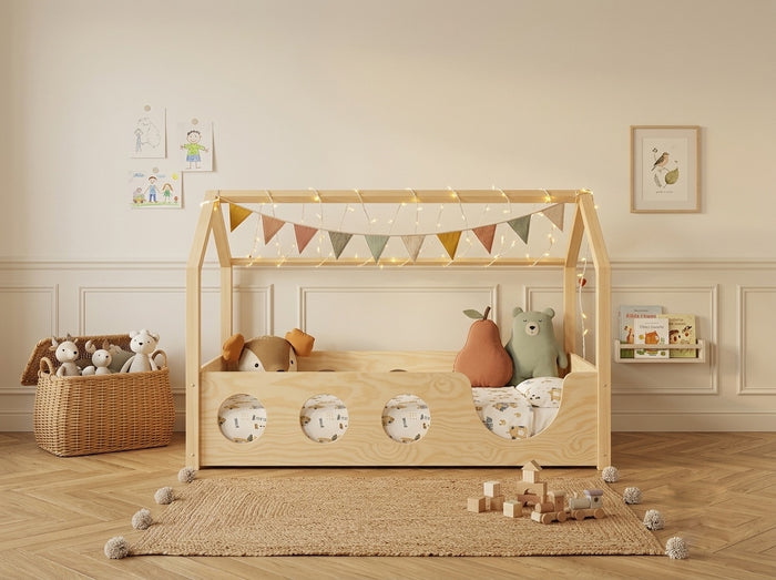 Lit cabane Montessori 90x190 en bois avec toit façon maisonnette et barrières de protection – Lit Rêverie