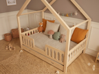 Lit double en bois en forme de maison avec barrières 120x200 – Lit Cocon
