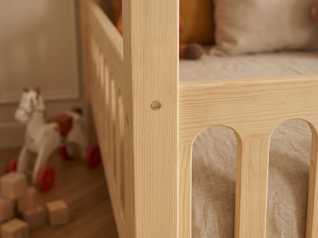 Lit double en bois en forme de maison avec barrières 120x200 – Lit Cocon
