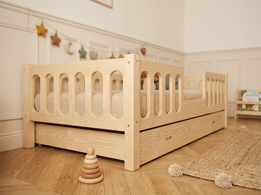Lit enfant en bois avec panneaux ajourés protecteurs 90x190 – Lit Tendresse