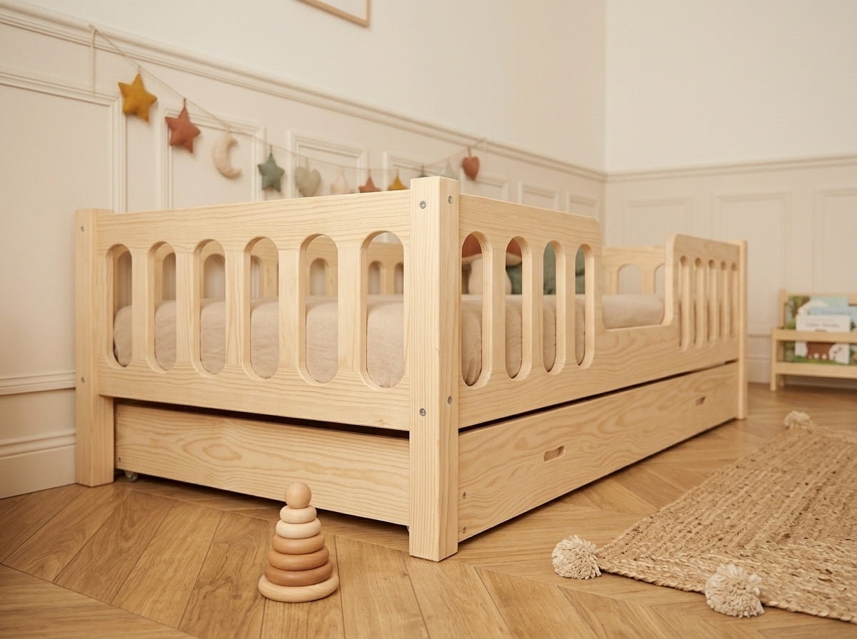 Lit enfant en bois avec panneaux ajourés protecteurs 90x190 – Lit Tendresse