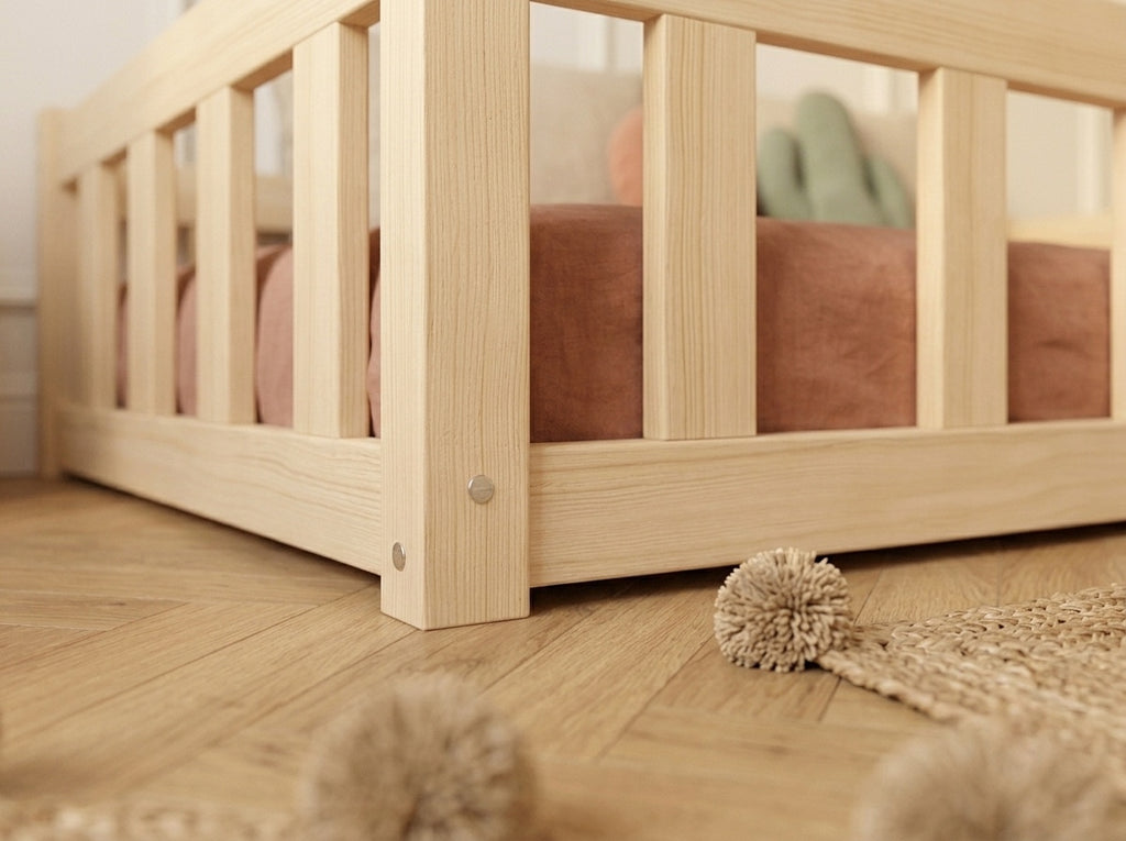 Lit double ras du sol en bois avec larges barrières 140x200 – Lit Nuage