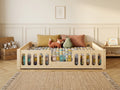 Lit double ras du sol en bois avec barrières ajourées 140x200 – Lit Doudou