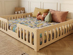 Lit double ras du sol en bois avec barrières ajourées 140x200 – Lit Doudou