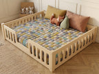 Lit double ras du sol en bois avec barrières ajourées 140x200 – Lit Doudou