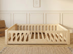 Lit double ras du sol en bois avec barrières ajourées 140x200 – Lit Doudou