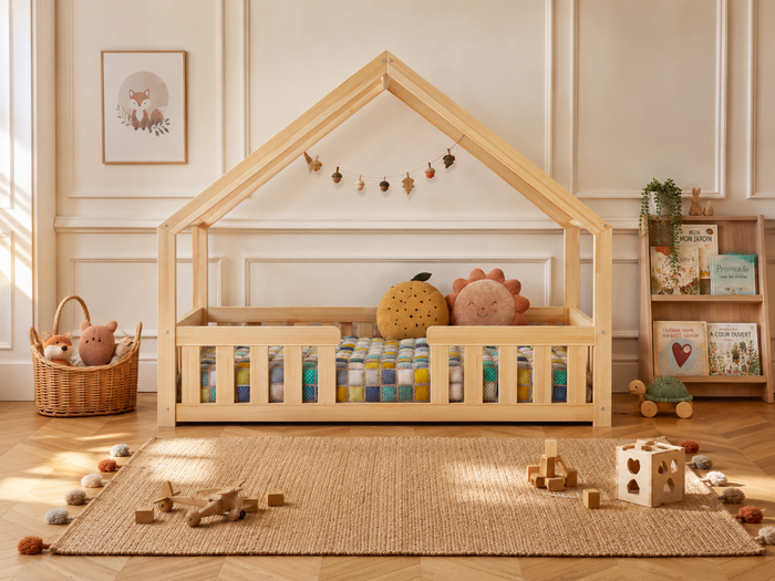 Lit cabane Montessori 90x190 en bois avec toit façon maisonnette et barrières de sécurité – Lit Aurore