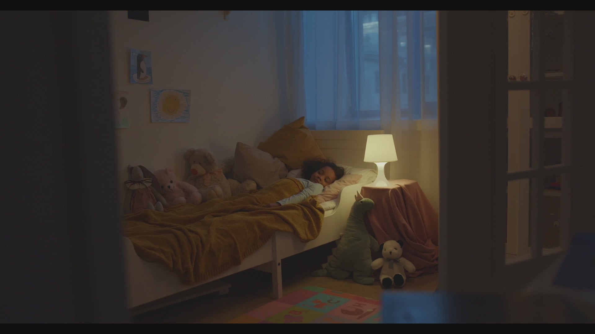 Enfant dans son lit cabane